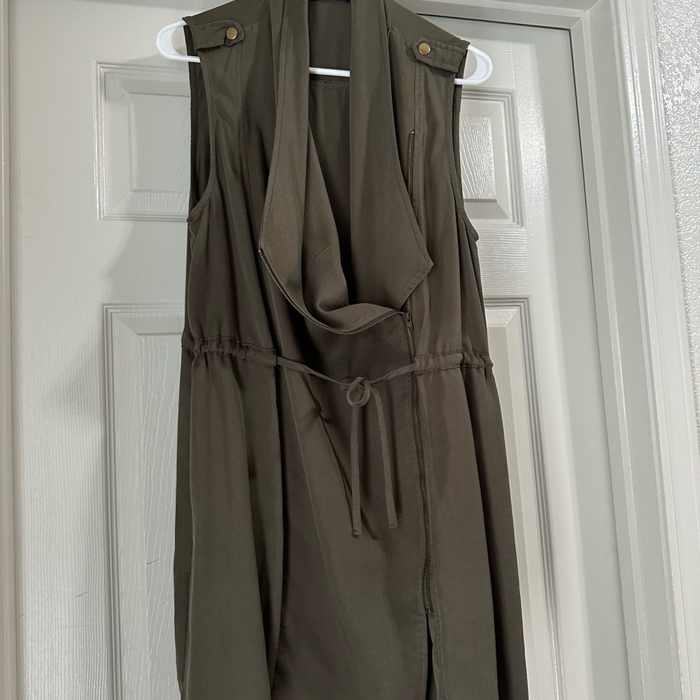 Doe & Rae Sleeveless Vest - Picture 5 of 9